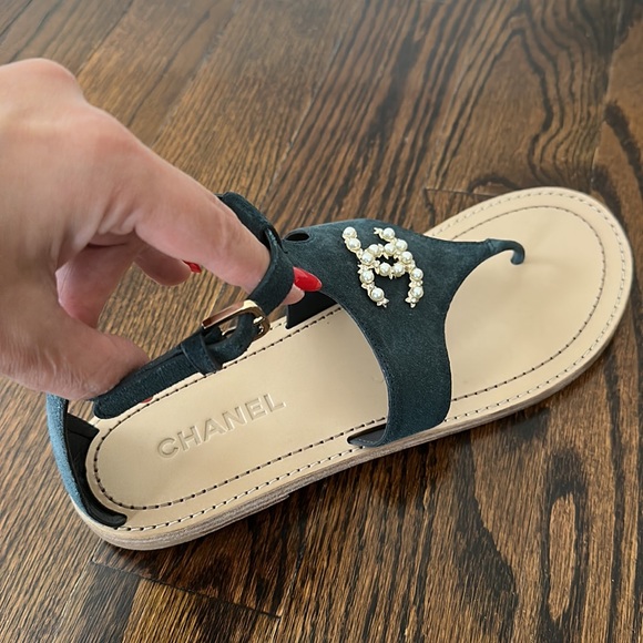 Chanel Navy Suede Thongs With Pearl Interlocking CC Size 40 - Picture 8 of 14